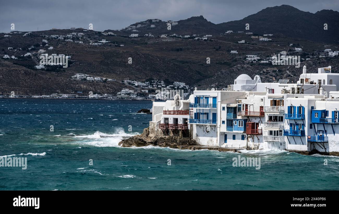 Edifici di colore bianco lungo la riva dell'isola dell'Egeo meridionale di Mykonos; Mykonos, Grecia Foto Stock