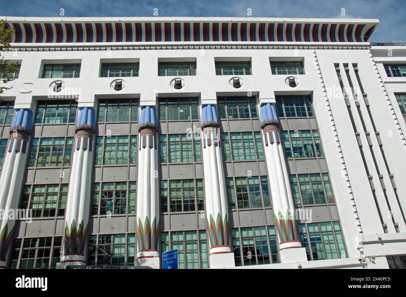 La Carreras Cigarette Factory è un grande edificio in stile art deco a Camden, Londra, Inghilterra. È noto come un esempio impressionante di egittiti all'inizio del XX secolo Foto Stock