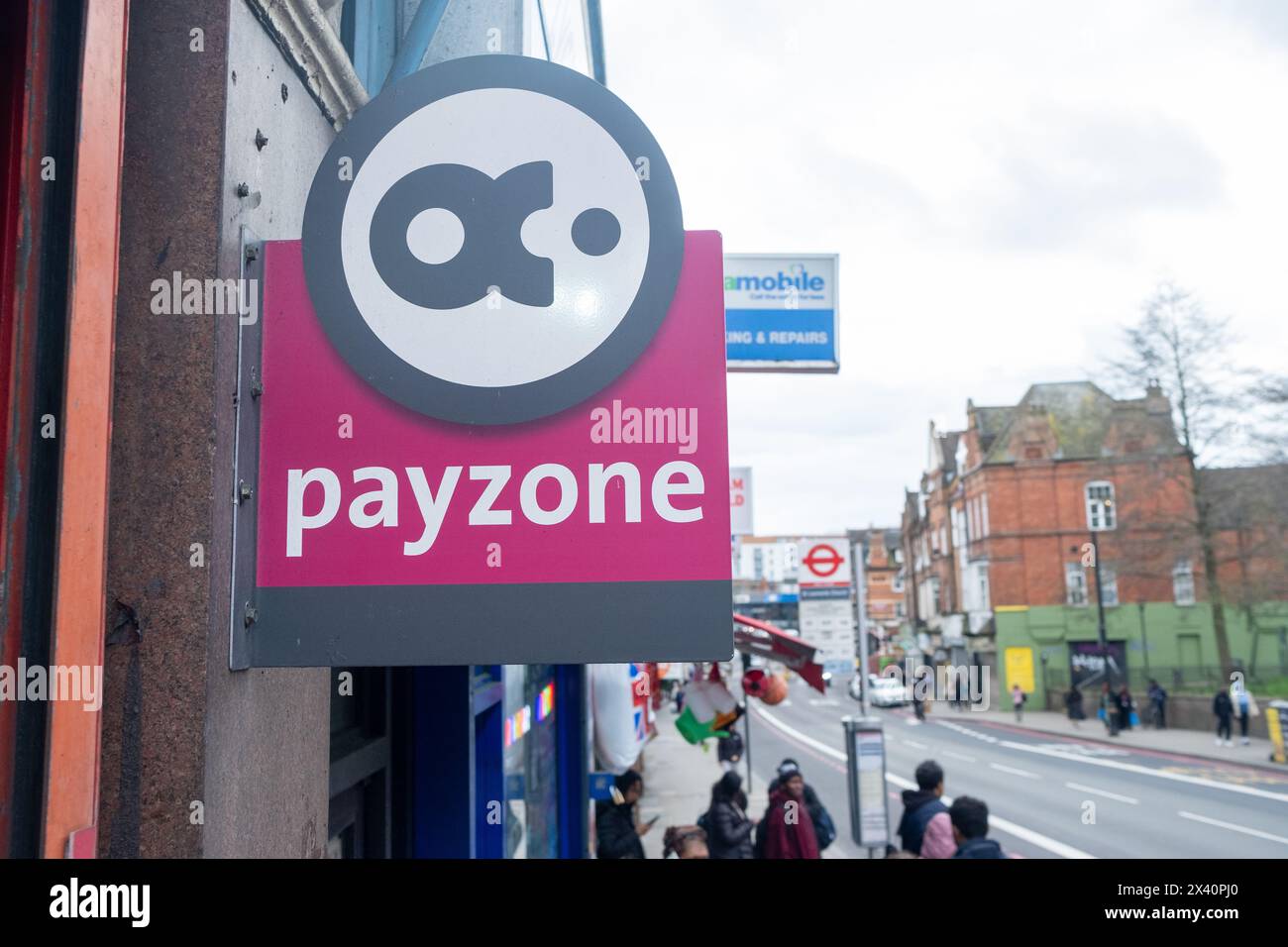 LONDRA- 18 MARZO 2024: Cartello Payzone sul negozio locale di Streatham, SW London. Un'azienda di pagamento dei clienti Foto Stock