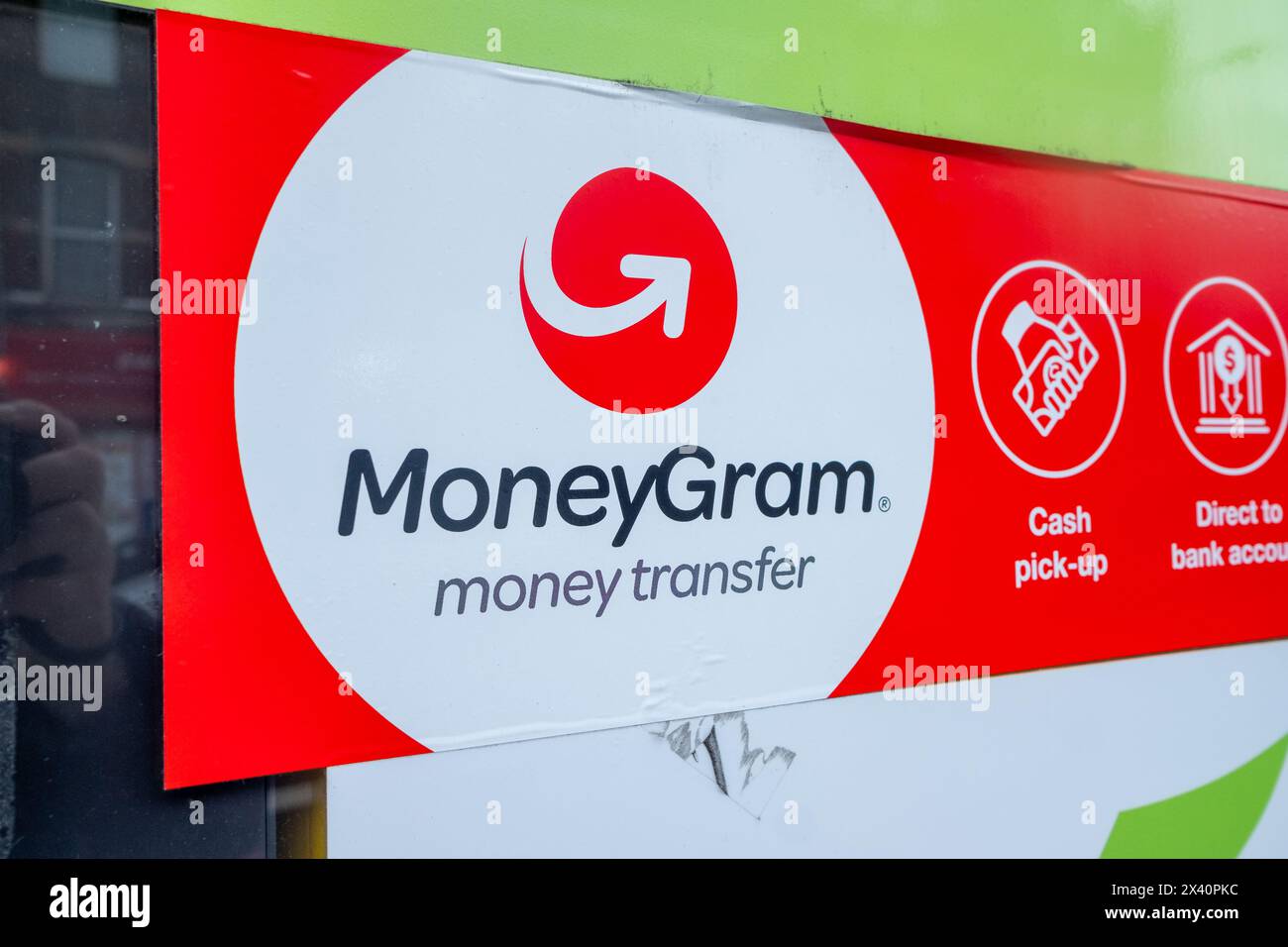 LONDRA- 18 MARZO 2024: Segnaletica MoneyGram nel negozio di Londra sud-occidentale. Società americana di trasferimento di denaro internazionale peer to peer Foto Stock