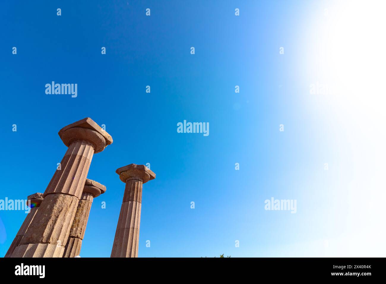 Colonne del Tempio di Atena nell'antica città di Assos con spazio di copia per i testi. Contesto architettonico greco antico. Foto Stock