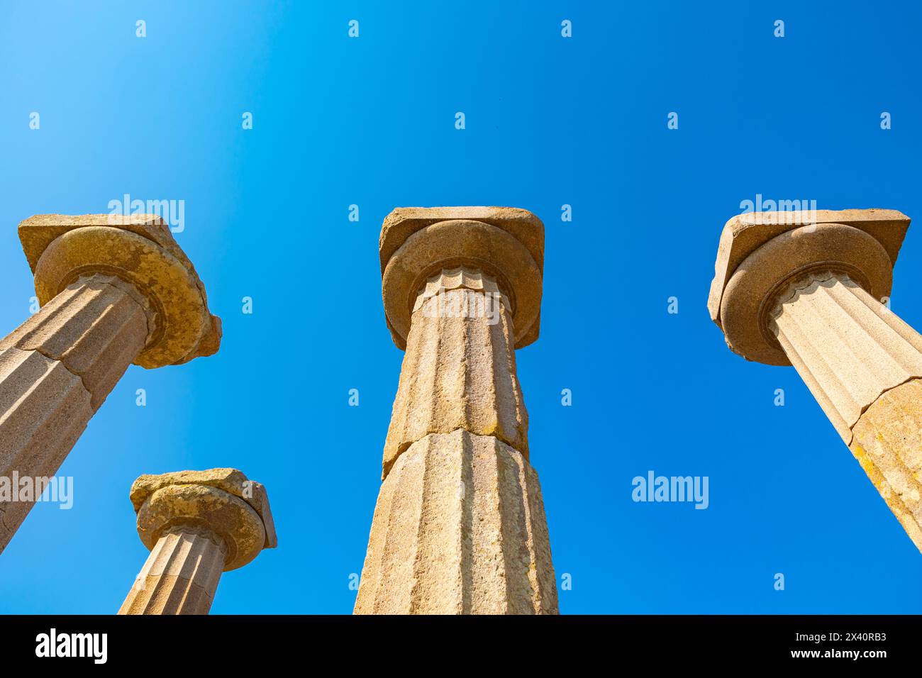 Foto di sfondo dell'antica architettura greca. Colonne del Tempio di Atena nell'antica città di Assos a Canakkale Turkiye. Foto Stock