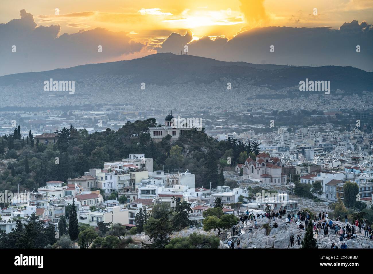 Ammira la città di Atene dall'Acropoli al tramonto; Atene, Grecia Foto Stock