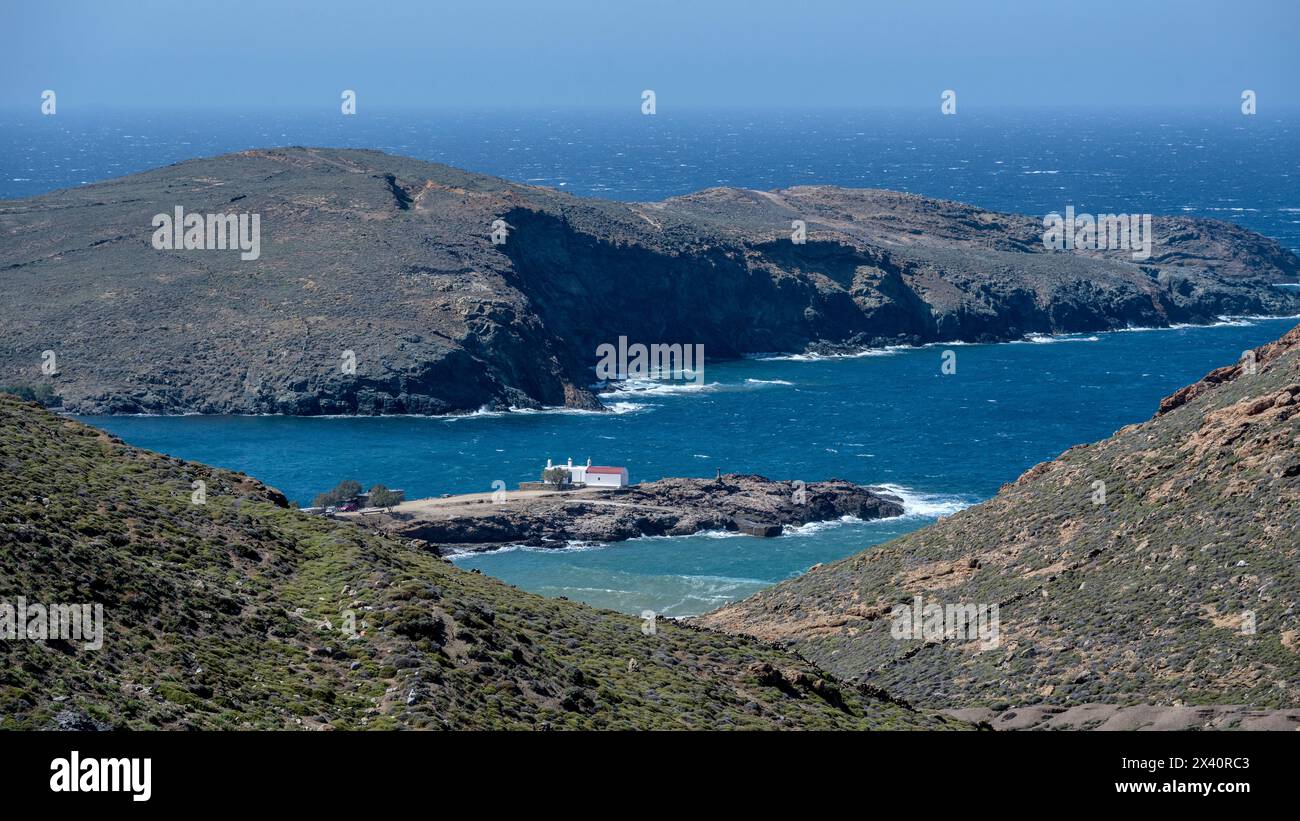 Vista pittoresca di Ano Mera nelle Cicladi della Grecia in una giornata di sole brillante; Ano Mera, Egeo meridionale, Grecia Foto Stock