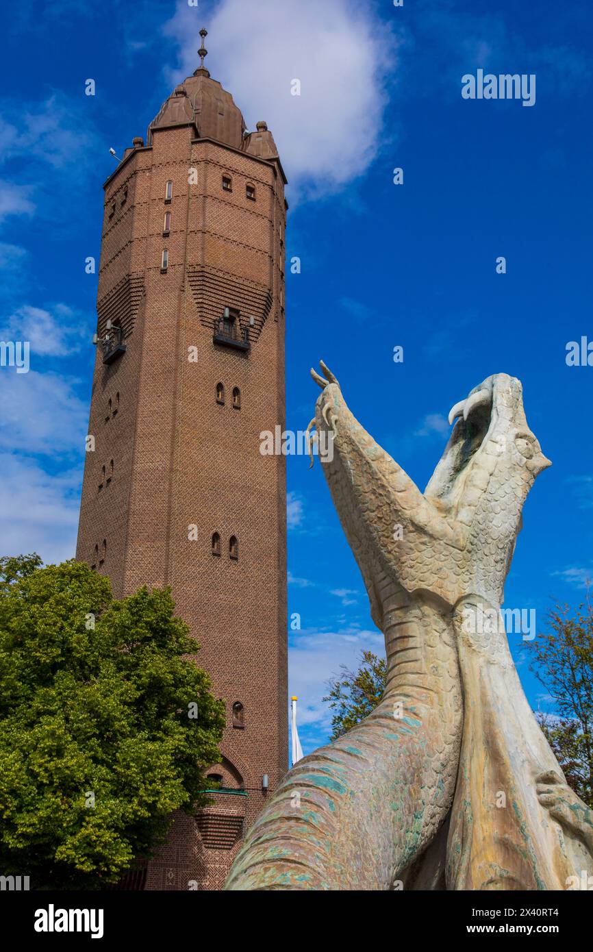 Europa, Scandinavia, Svezia... Scania. Trelleborg. Personaggio della fontana del serpente marino di Axel ebbe a Stortorget. Sullo sfondo, la torre dell'acqua del 1912, architetto Foto Stock