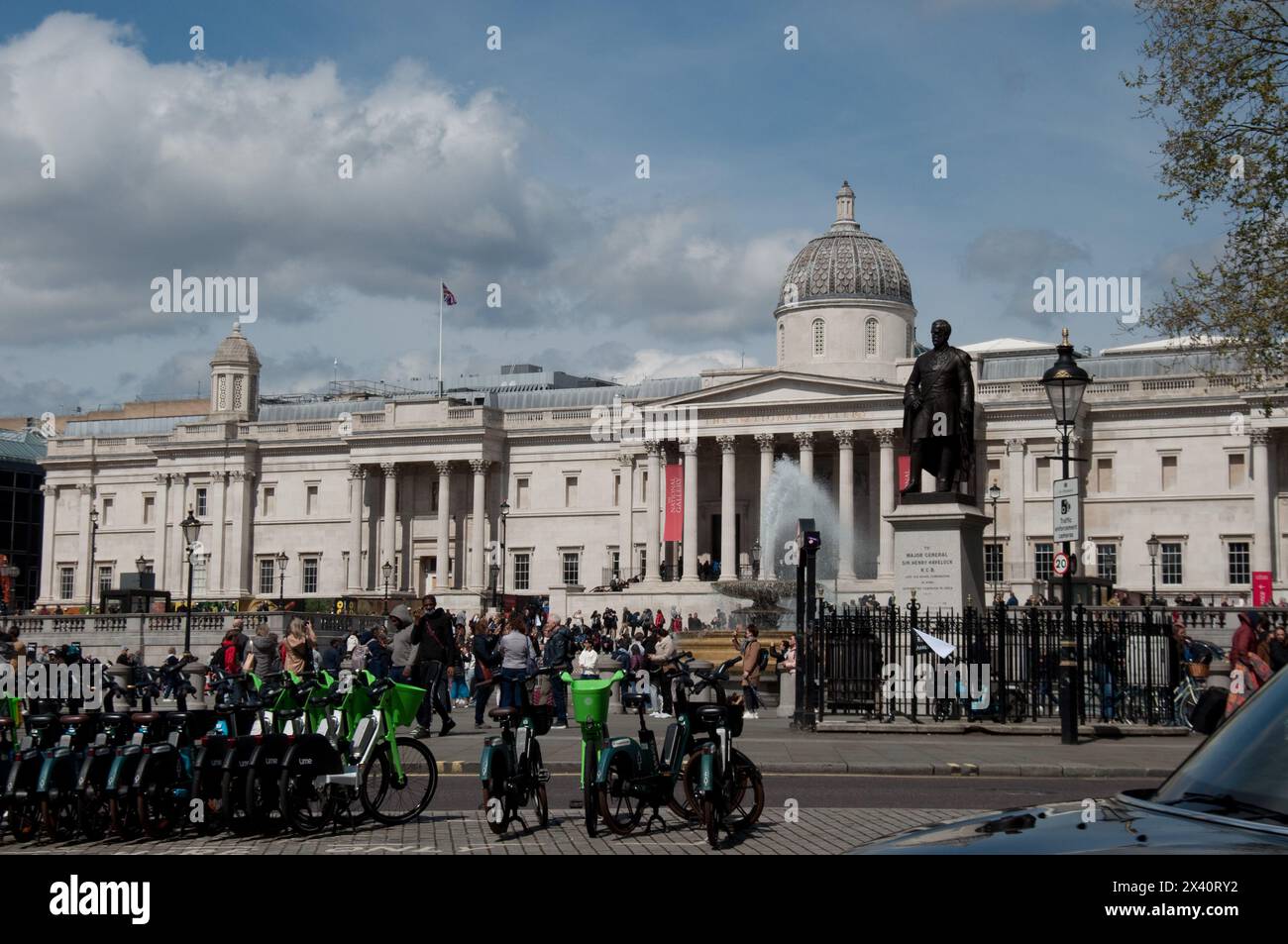 Trafalgar Square, National Gallery, biciclette e turisti; City of Westminster; Londra, REGNO UNITO Foto Stock