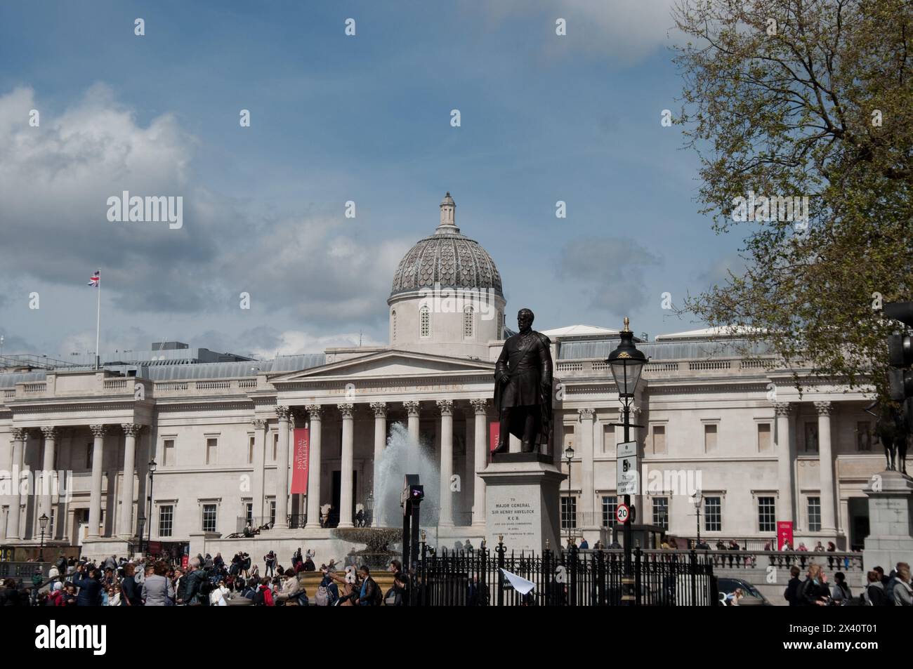 Trafalgar Square, National Gallery, biciclette e turisti; City of Westminster; Londra, REGNO UNITO Foto Stock