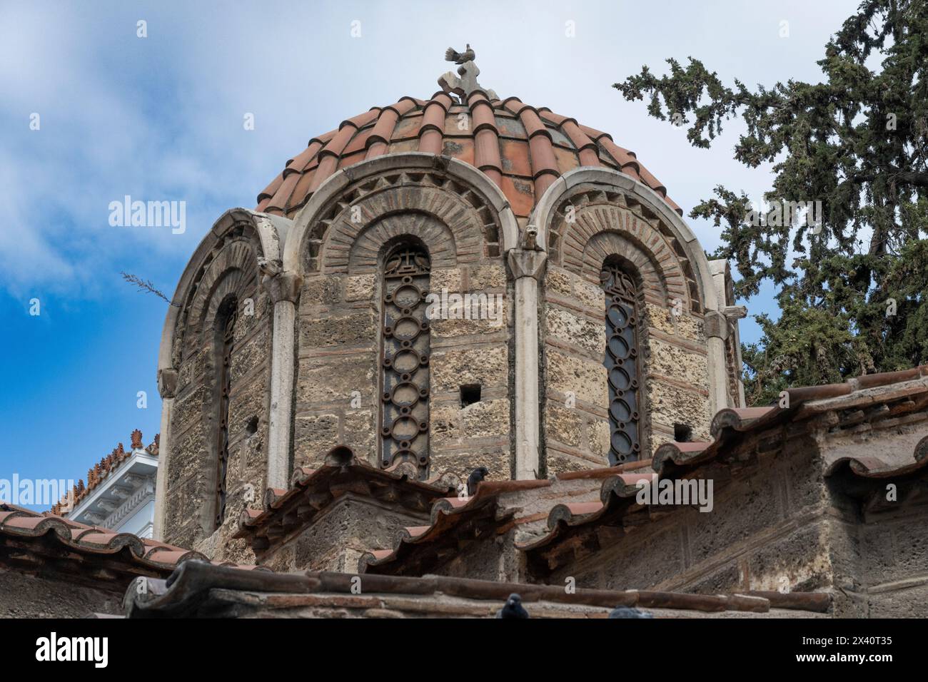 Cupola decorativa su una chiesa storica, Chiesa di Panagia Kapnikarea, ad Atene; Atene, Grecia Foto Stock