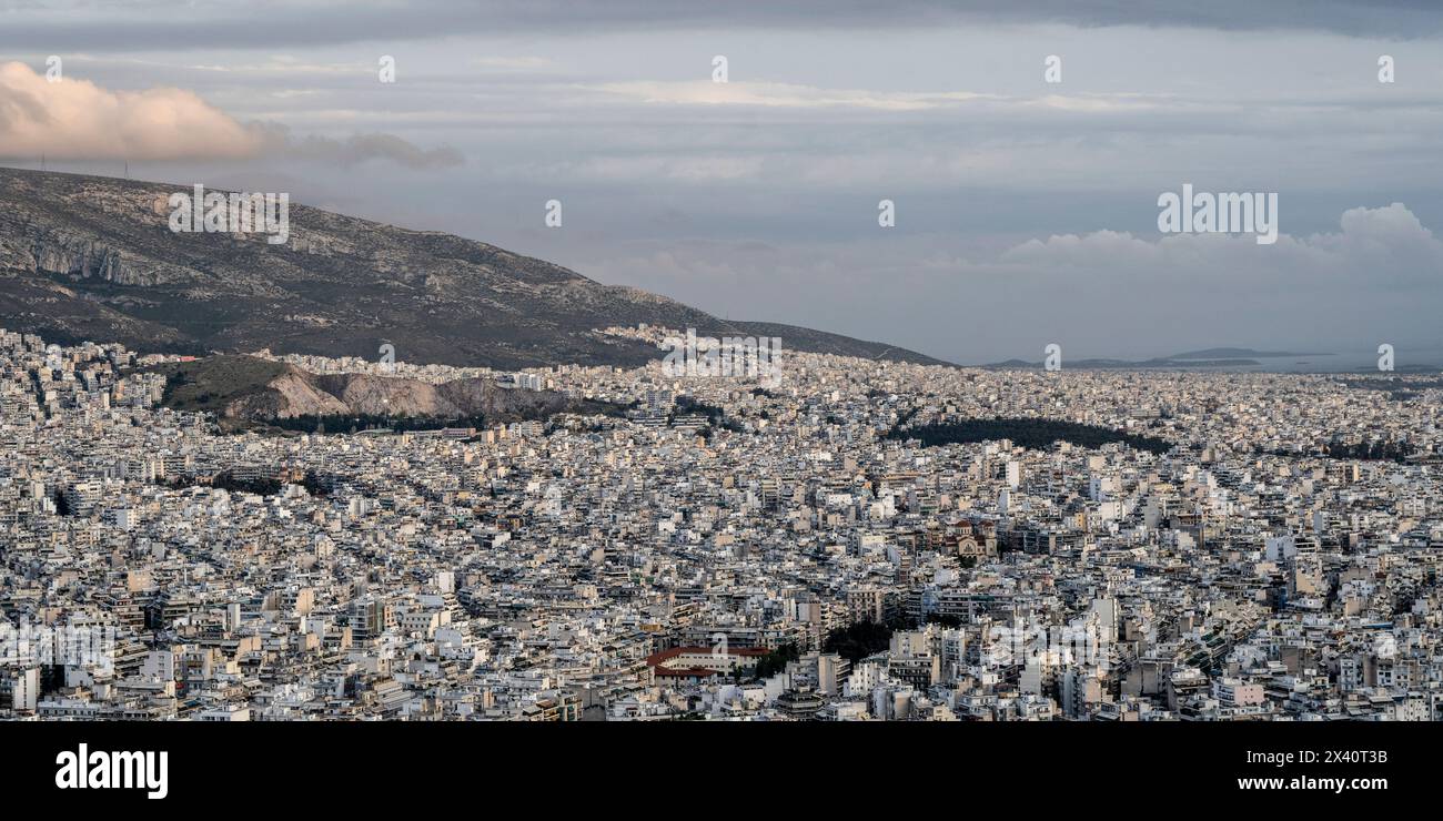 Vista della città di Atene dal colle di Licabetto, il punto più alto nel centro di Atene; Atene, Grecia Foto Stock