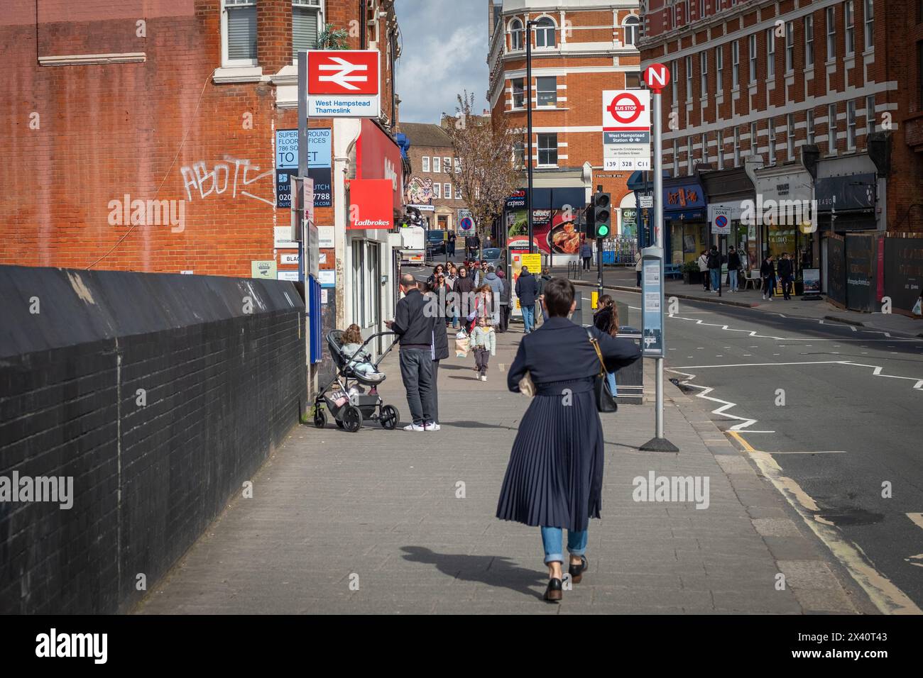 LONDRA - 30 MARZO 2024: West End Lane High Street a West Hampstead, NW6, Camden. Foto Stock