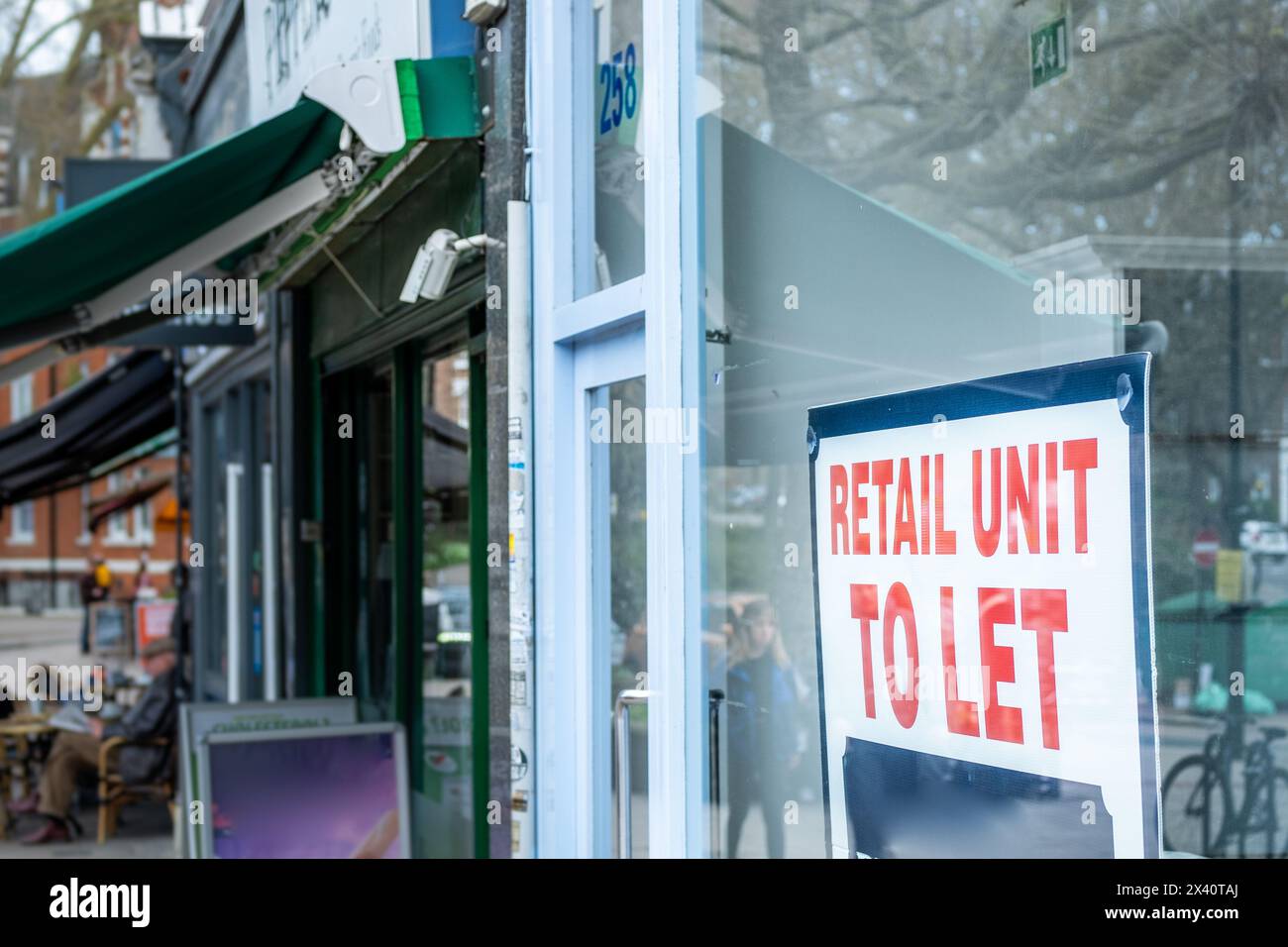 LONDRA - unità di vendita al dettaglio per lasciare l'insegna sulla strada principale britannica Foto Stock