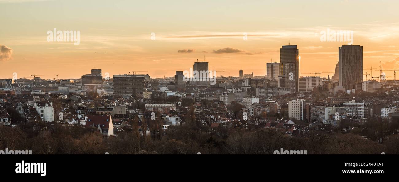 Schaerbeek, Bruxelles / Belgio - 12 03 2018: Vista panoramica dello skyline di Bruxelles al tramonto presa dalla chiesa cattolica di Santa Susanna Foto Stock