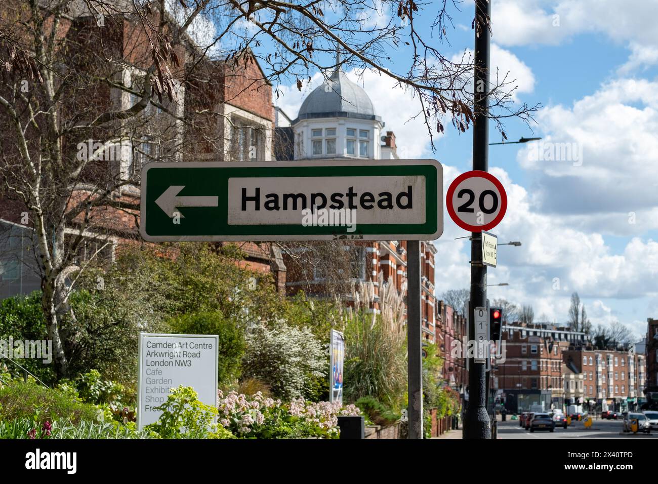 LONDRA - 30 MARZO 2024: Cartello stradale per Hampstead su Finchley Road. Un'esclusiva area residenziale nel nord-ovest di Londra Foto Stock