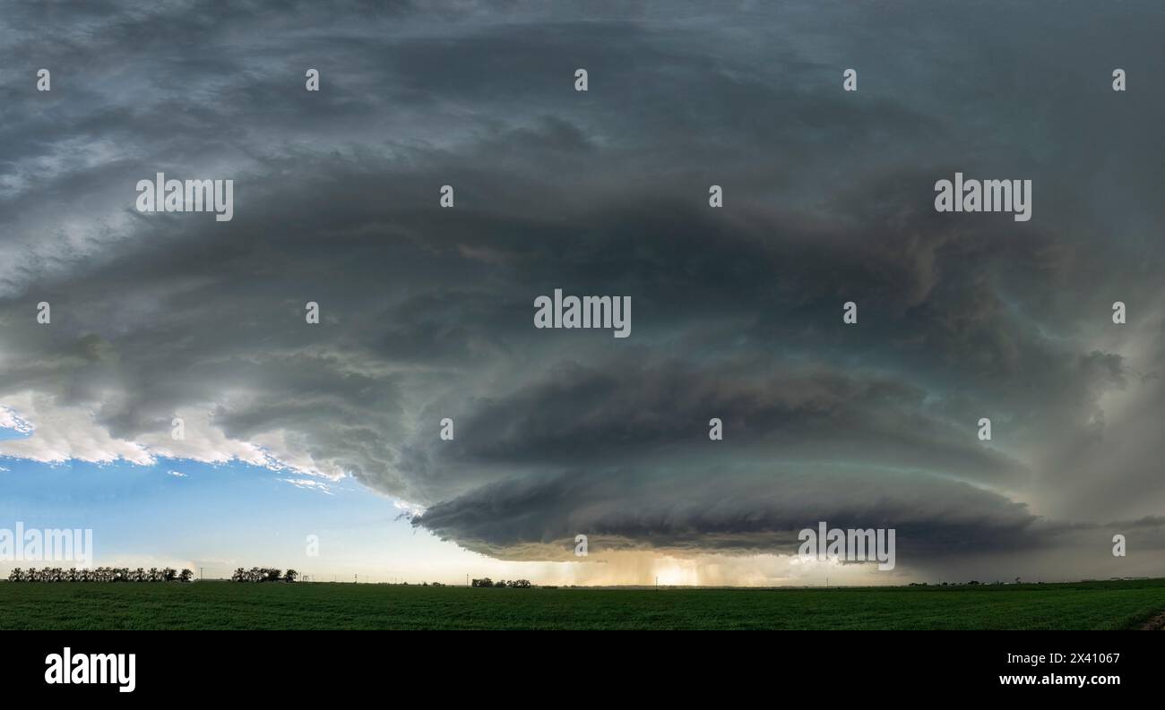 Incredibile tempesta di supercell nel Colorado rurale vicino alla città di Kim. Una struttura incredibile è evidente dai forti venti rotazionali associati al wi... Foto Stock