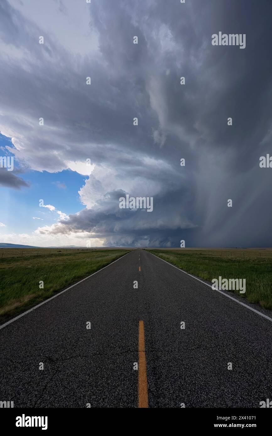 Nuvole drammatiche associate a un forte temporale supercell nel New Mexico occidentale. Strada che conduce direttamente alla tempesta Foto Stock