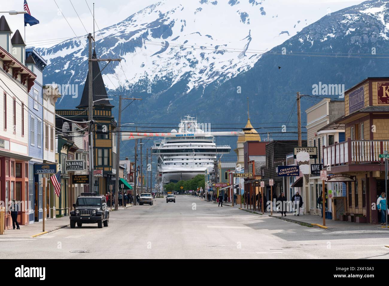 Le navi da crociera sono attraccate al porto di Skagway, nell'Alaska meridionale. Grandi montagne adornano il paesaggio e creano una scena magnifica per... Foto Stock