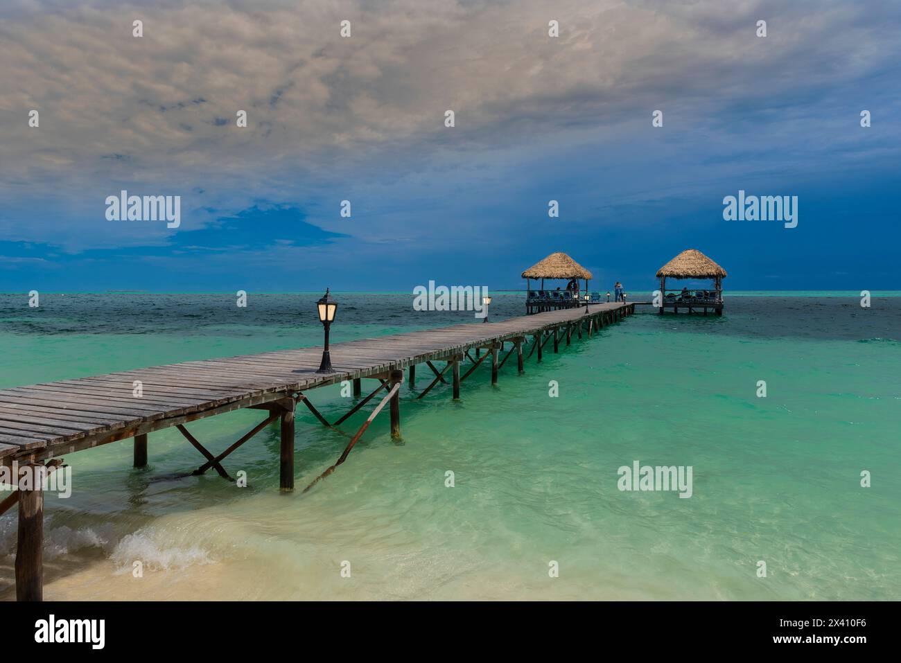 Molo al largo di una spiaggia di un resort a Cayo Guillermo, Cuba; Cayo Guillermo, Cuba Foto Stock