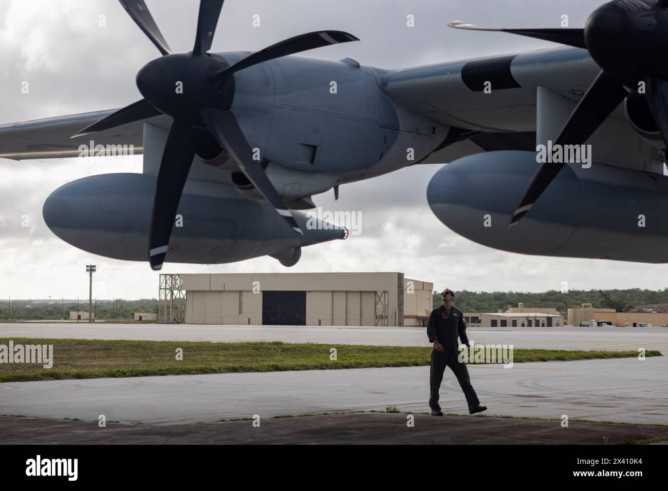 Il maggiore William Pagliarulo, un pilota assegnato al Marine Aerial Refueler Transport Squadron (VMGR) 152, Marine Aircraft Group 12, 1st Mar Foto Stock