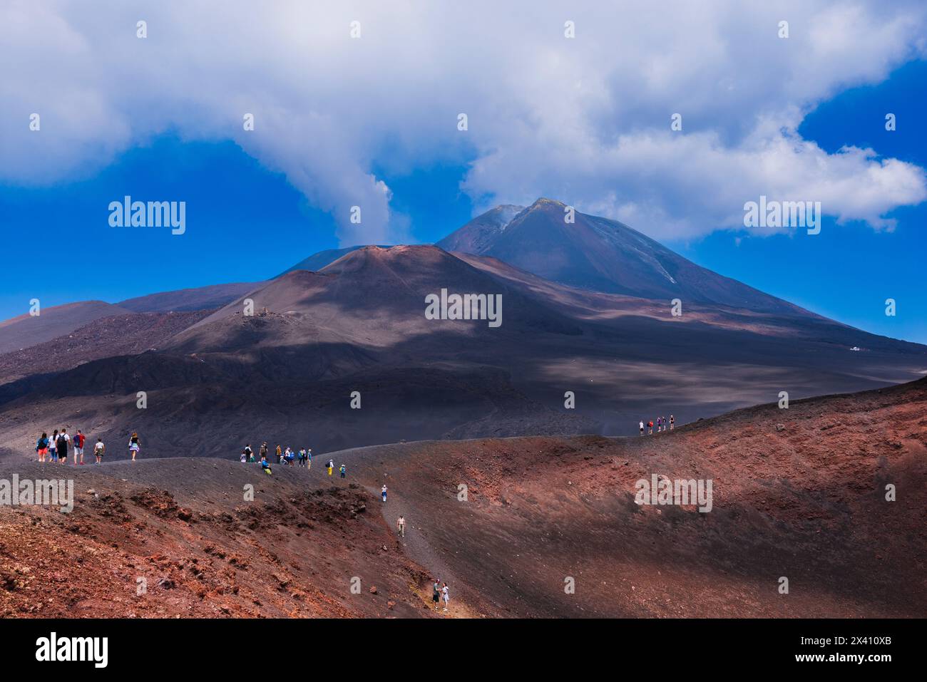 I turisti si radunano sull'Etna per godersi il panorama: Catania, Sicilia, Italia Foto Stock