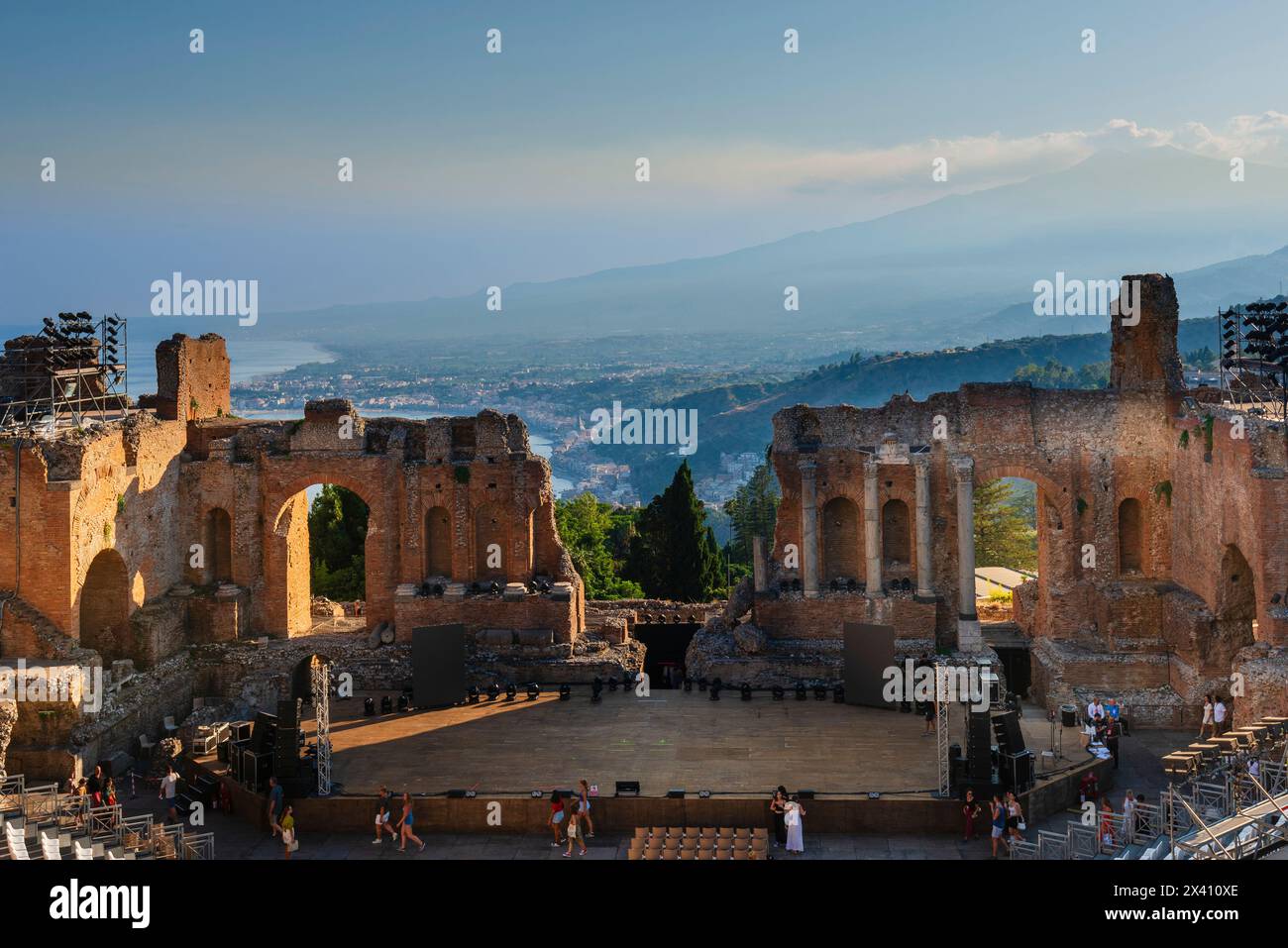 Antico teatro greco di Taormina e dell'Etna sullo sfondo in Sicilia, Italia; Taormina, Sicilia, Italia Foto Stock