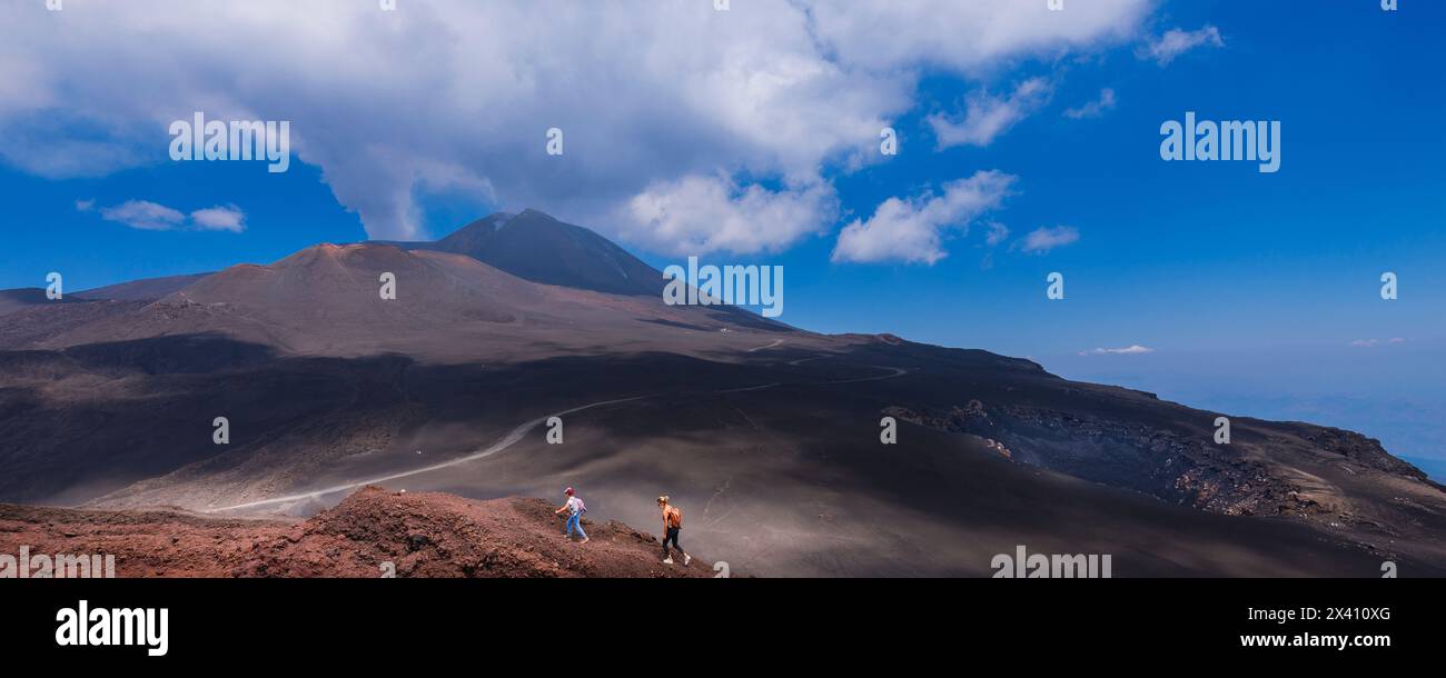 Turisti che scalano l'Etna; Catania, Sicilia, Italia Foto Stock