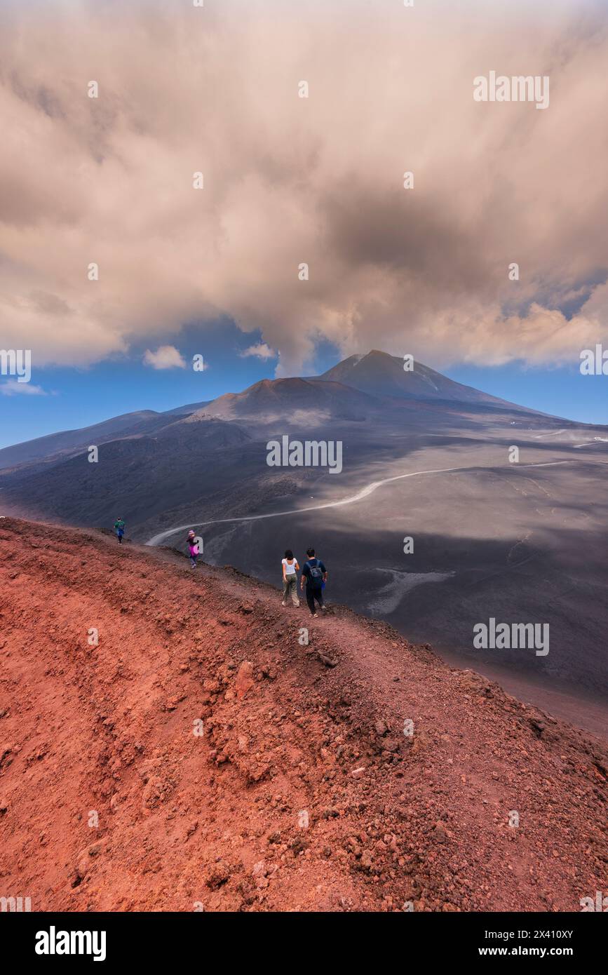 Turisti che scalano l'Etna; Catania, Sicilia, Italia Foto Stock