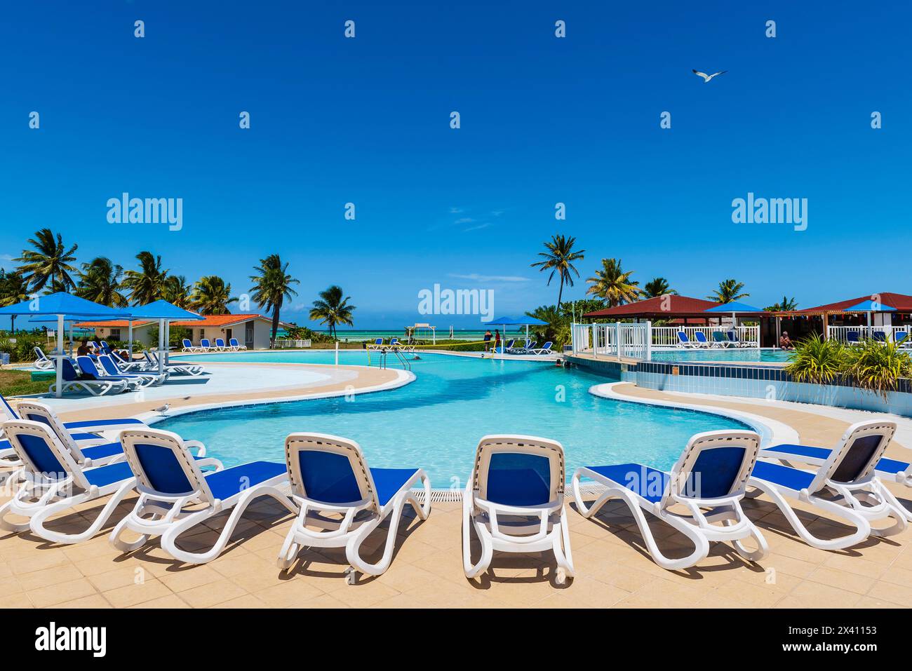 Piscina presso un resort nei Caraibi, con vista sul mare turchese; Cayo Guillermo, Cuba Foto Stock