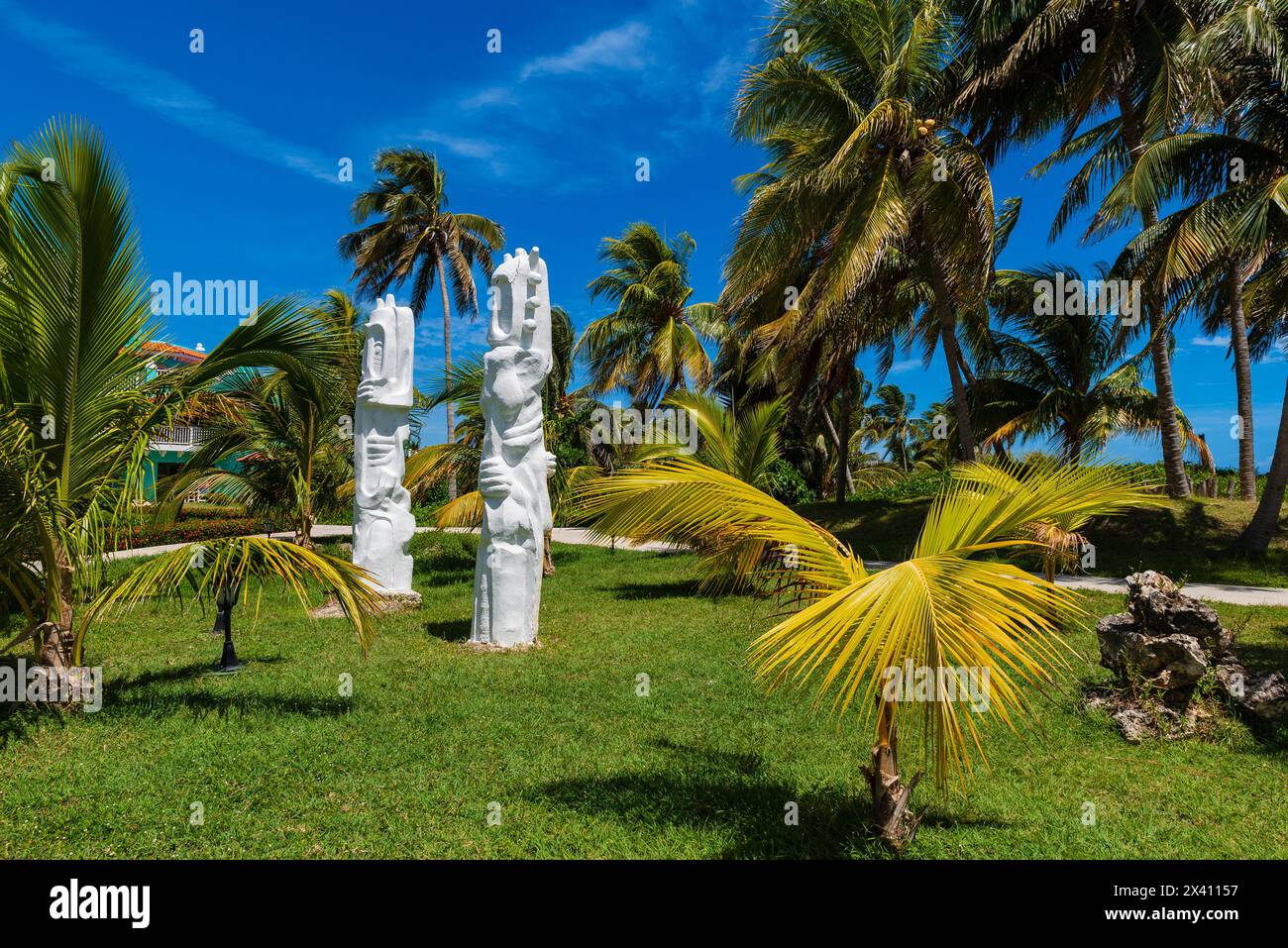 Sculture decorative sui terreni di un hotel nei Caraibi; Cayo Guillermo, Cuba Foto Stock