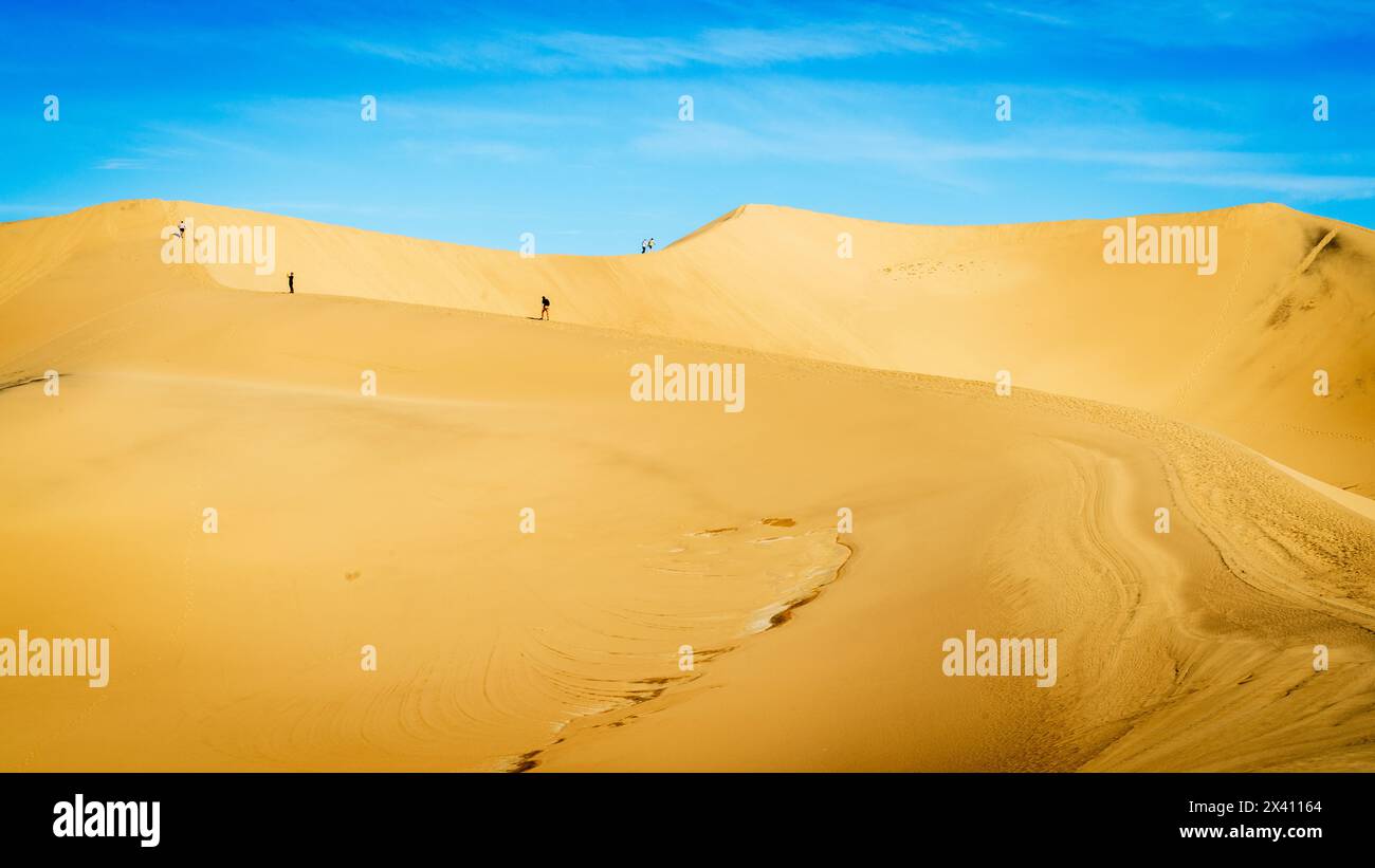 Death Valley National Park, California, 5 marzo 2023: Le persone stanno esplorando le dune di sabbia di Mesquite Flat nel Death Valley National Park in California Foto Stock