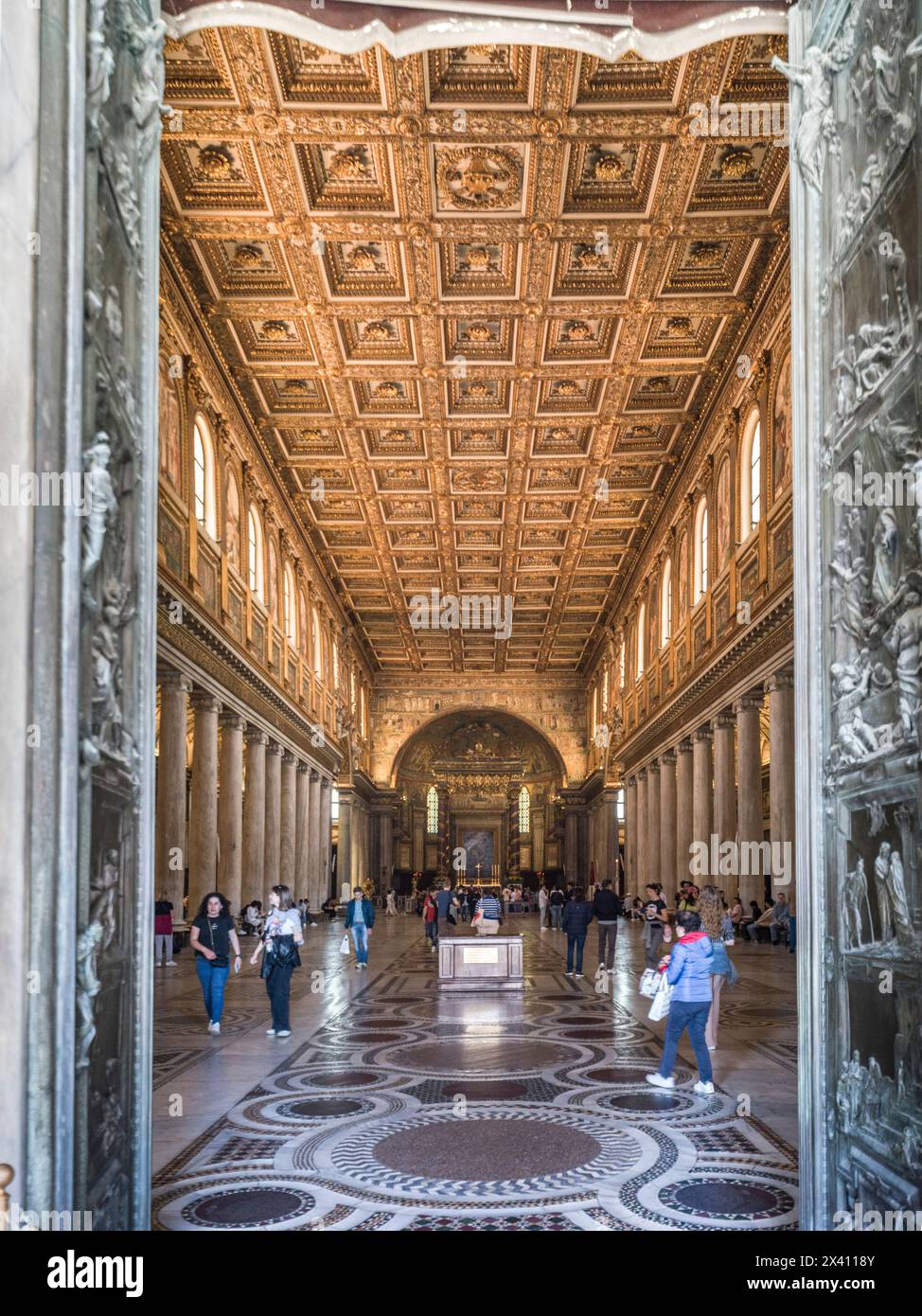 Turisti all'interno della chiesa di Santa Maria maggiore a Roma; Roma, Italia Foto Stock