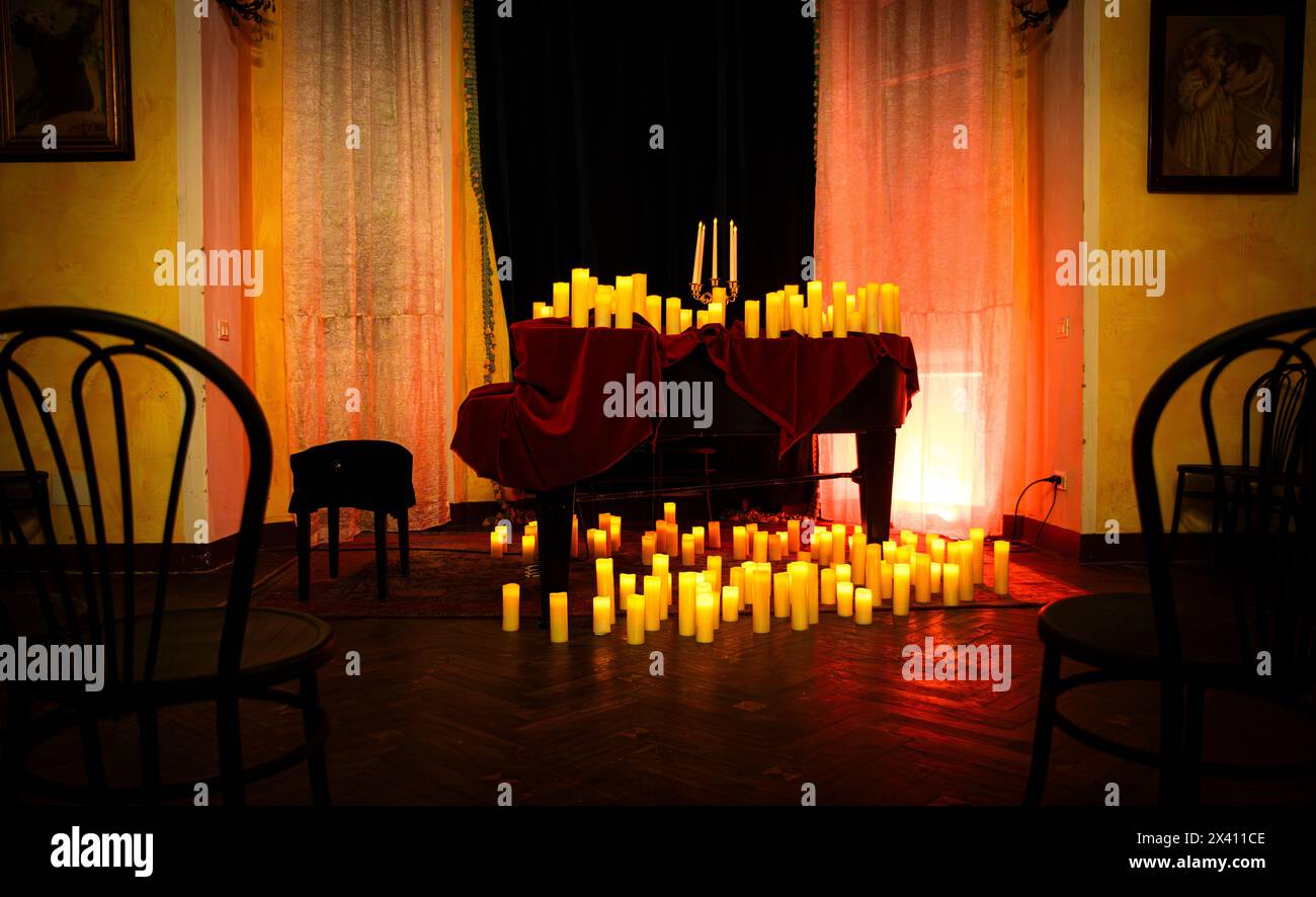Romantico pianoforte a lume di candela: Tonalità calde, bagliore tenue, atmosfera intima. Perfetto per trasmettere amore ed eleganza Foto Stock