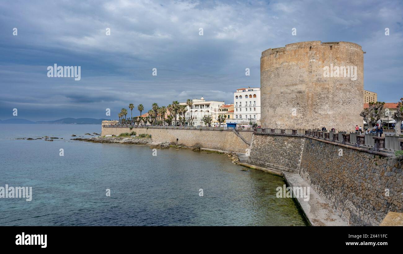 Antiche mura e Mar Mediterraneo nella città di Alghero, Italia; Alghero, Sassari, Italia Foto Stock