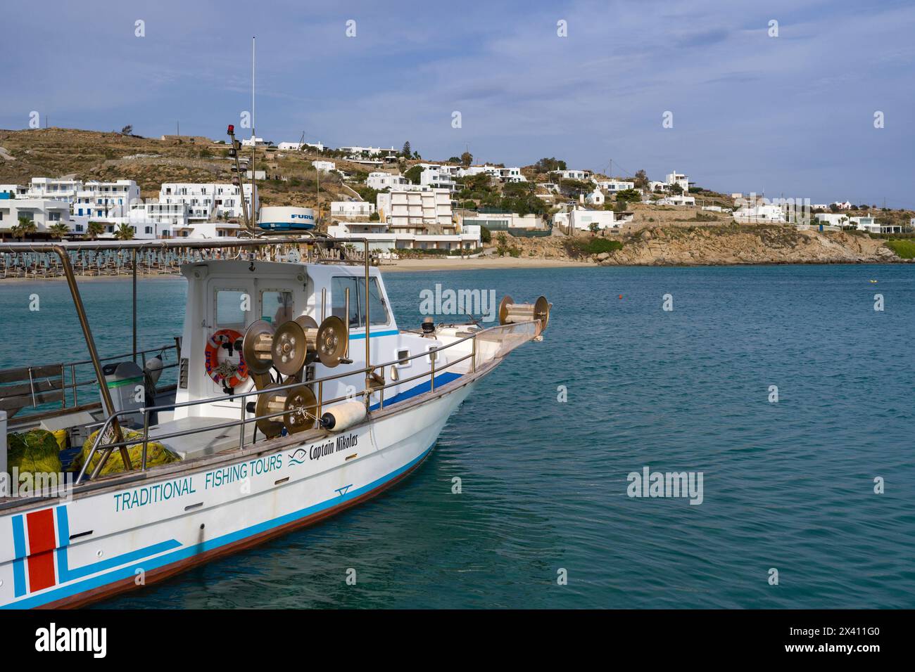 Tour di pesca in barca al largo della costa di Mykonos; Mykonos, Grecia Foto Stock