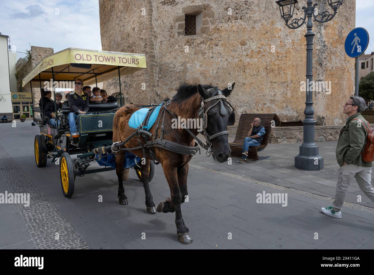 I turisti possono fare un giro in carrozza a cavallo ad Alghero, Italia. Alghero è una città sulla costa nord-occidentale della Sardegna, in Italia. Circondato da antiche mura... Foto Stock