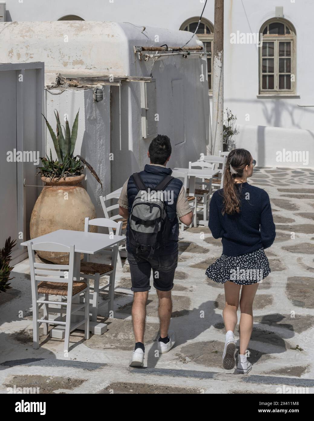 Giovane coppia che si gode una giornata di sole a Mykonos; Mykonos, Egeo meridionale, Grecia Foto Stock