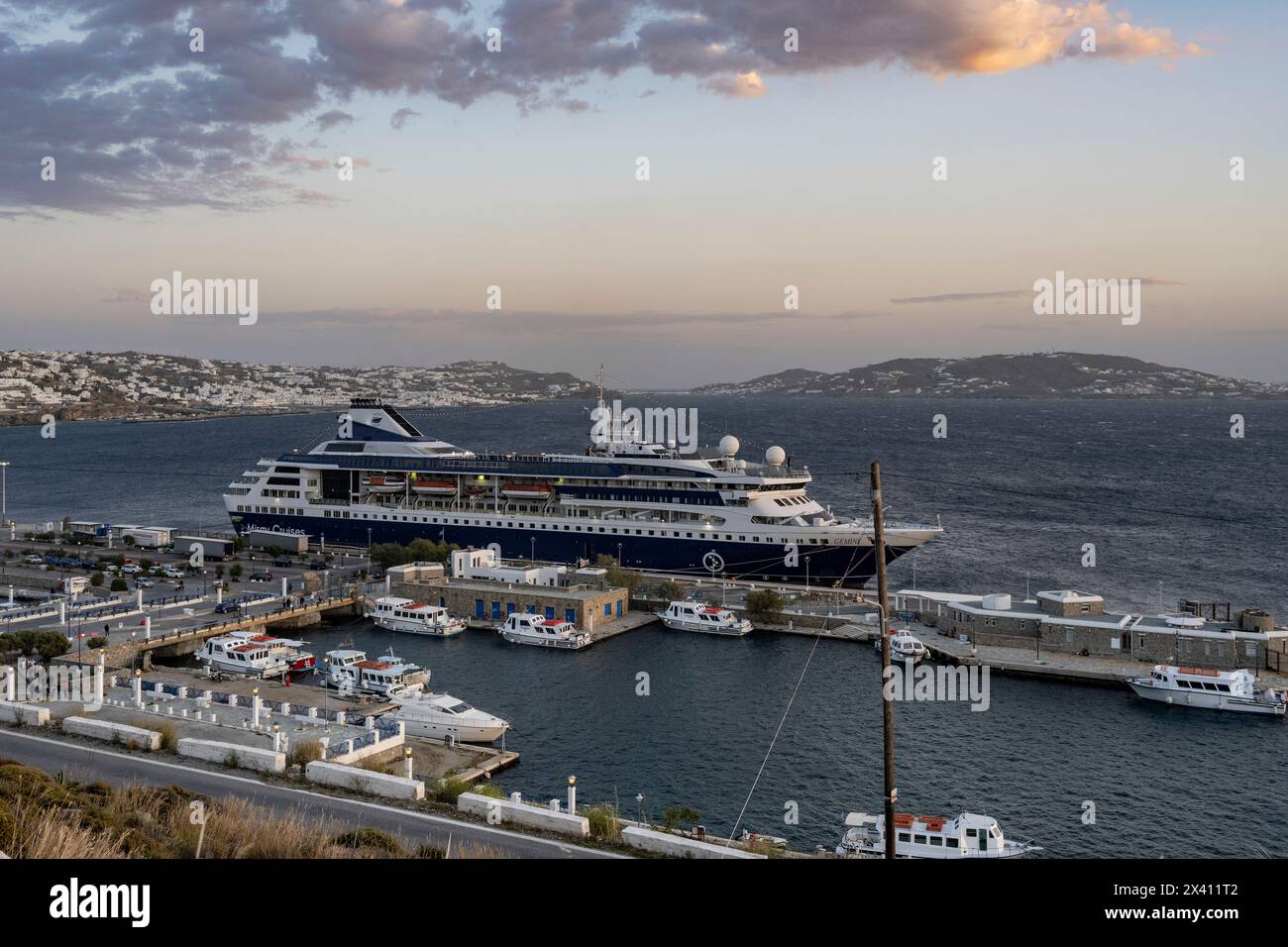 Nave da crociera nel porto di Mykonos; Mykonos, Egeo meridionale, Grecia Foto Stock