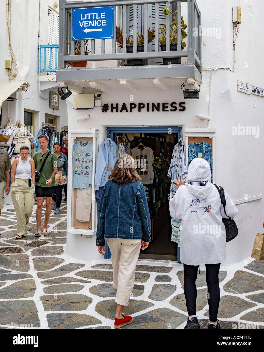 I turisti acquistano souvenir a Mykonos; Mykonos, Egeo meridionale, Grecia Foto Stock