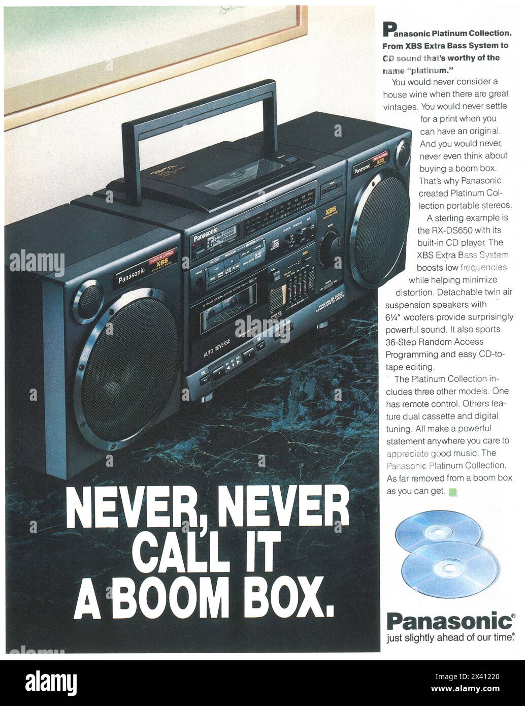 1989 sistema stereo portatile Panasonic RX-DS650 con asta portamicrofono XBS Extra Bass e lettore CD integrato Foto Stock