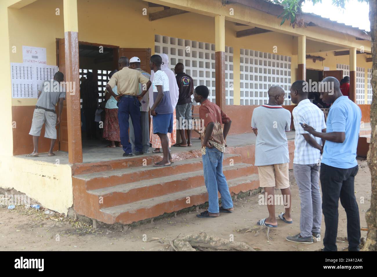 Lomé, Togo. 29 aprile 2024. Le persone si allineano per votare in un posto elettorale a Lomé, Togo, il 29 aprile 2024. Il Togo ha dato il via alle elezioni legislative lunedì, con oltre 2.300 candidati in lizza per 113 seggi dell'Assemblea nazionale, oltre alle sue prime elezioni regionali in assoluto. Crediti: Koffi Tovor/Xinhua/Alamy Live News Foto Stock