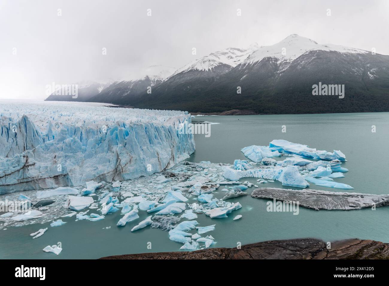 Ghiacciaio Perito Moreno una maestosa massa di ghiaccio in Patagonia, Argentina, spettacolo impressionante. Foto Stock