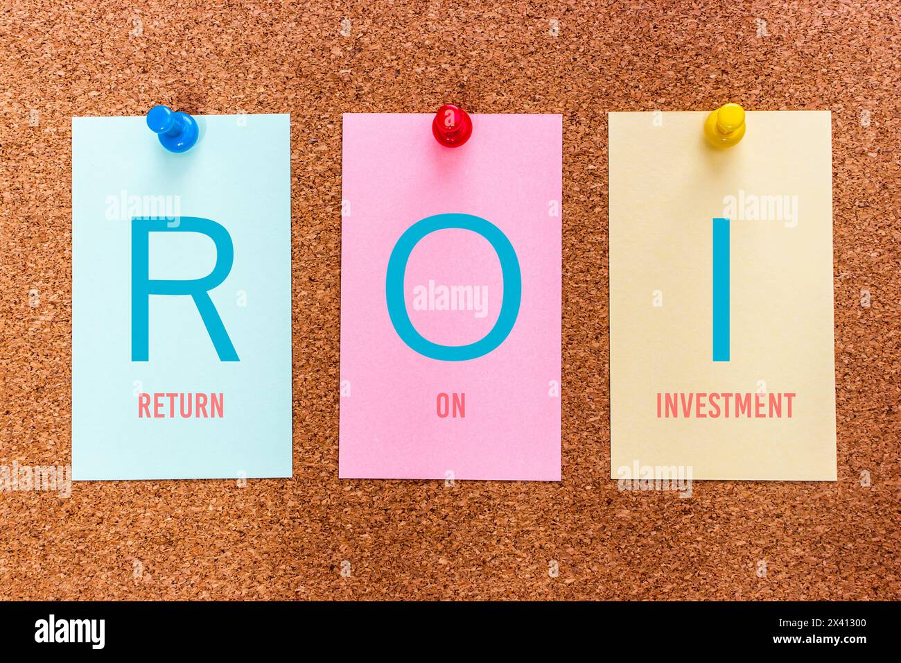 Parola chiave concettuale ROI (Return on Investment) a 3 lettere, su adesivi multicolore attaccati a un bordo di sughero. Foto Stock