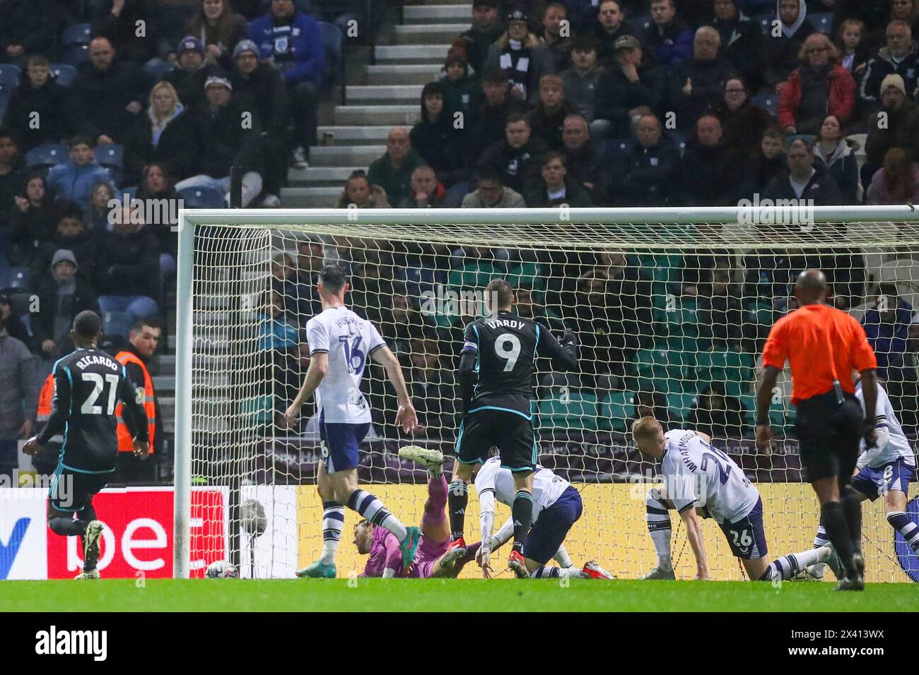 Preston, Regno Unito. 29 aprile 2024. L'attaccante del Leicester City Jamie Vardy (9) segna un GOL di 0-1 durante la partita del Preston North End FC contro Leicester City FC per il titolo EFL a Deepdale, Preston, Inghilterra, Regno Unito il 29 aprile 2024 Credit: Every Second Media/Alamy Live News Foto Stock