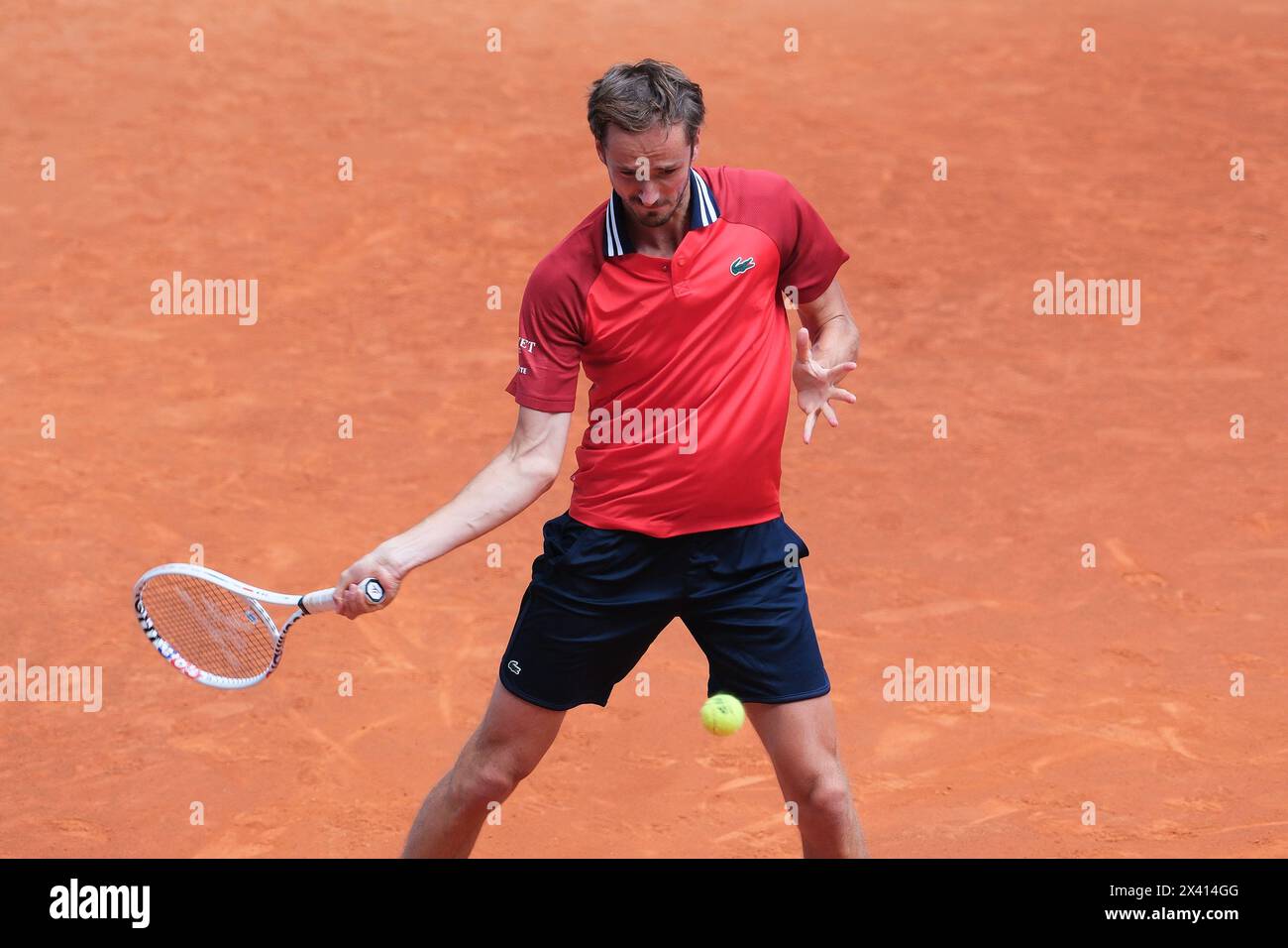 Daniil Medvedev della Russia è in azione durante il torneo di tennis ATP Tour Madrid Open 2024 alla Caja Magica di Madrid, Spagna, il 29 aprile 2024. Foto Stock