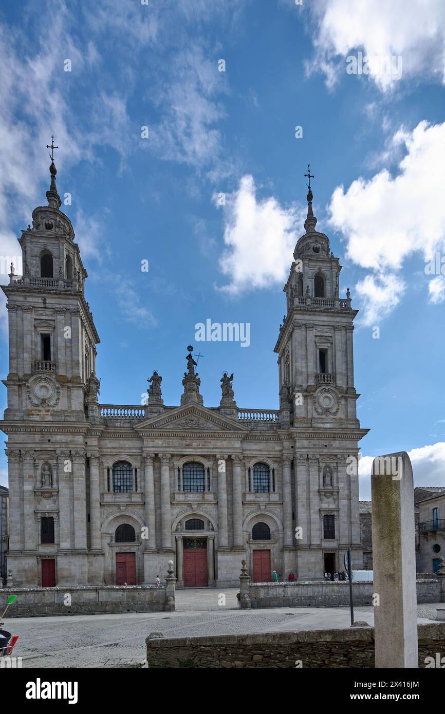Lugo, Spagna - 29 aprile 2024: Un luogo di incontro spirituale nel cuore di Lugo. Cattedrale di Lugo Foto Stock