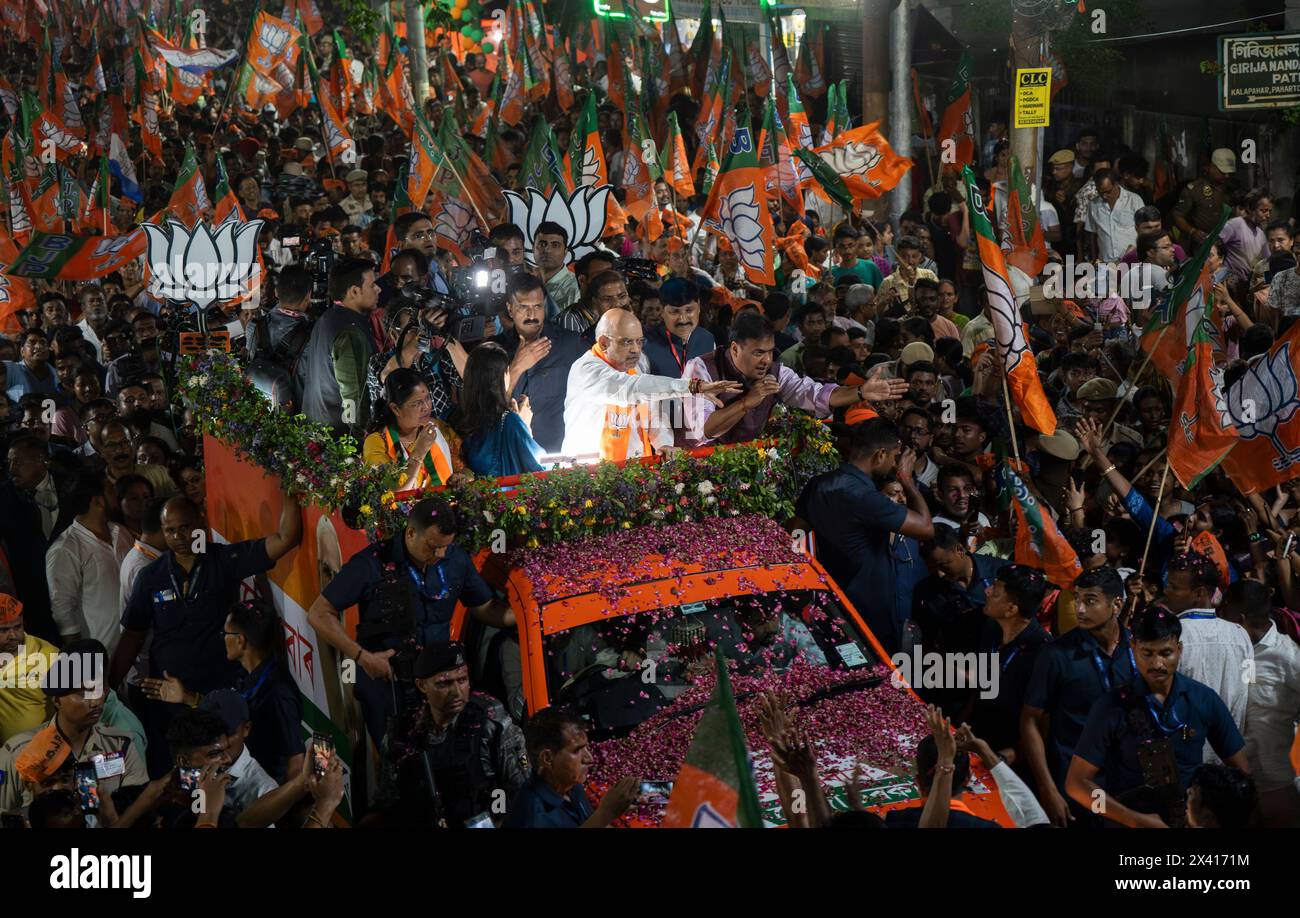 29 aprile 2024: Il ministro dell'interno dell'Unione e il leader del partito Bharatiya Janata (BJP) Amit Shah partecipano a un roadshow mentre fa campagna in vista della terza fase delle elezioni generali, a Guwahati, Assam, India, il 29 aprile 2024. (Immagine di credito: © David Talukdar/ZUMA Press Wire) SOLO PER USO EDITORIALE! Non per USO commerciale! Foto Stock