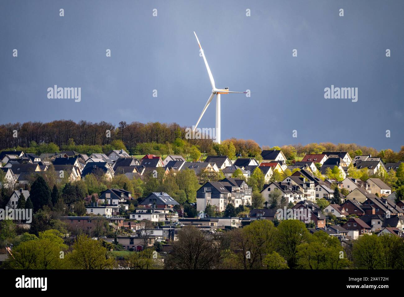 Vista su Breckerfeld, nel sud-est della regione della Ruhr, appartiene al distretto di Ennepe-Ruhr, turbina eolica del fornitore di energia AVU, NRW, Germania, Foto Stock