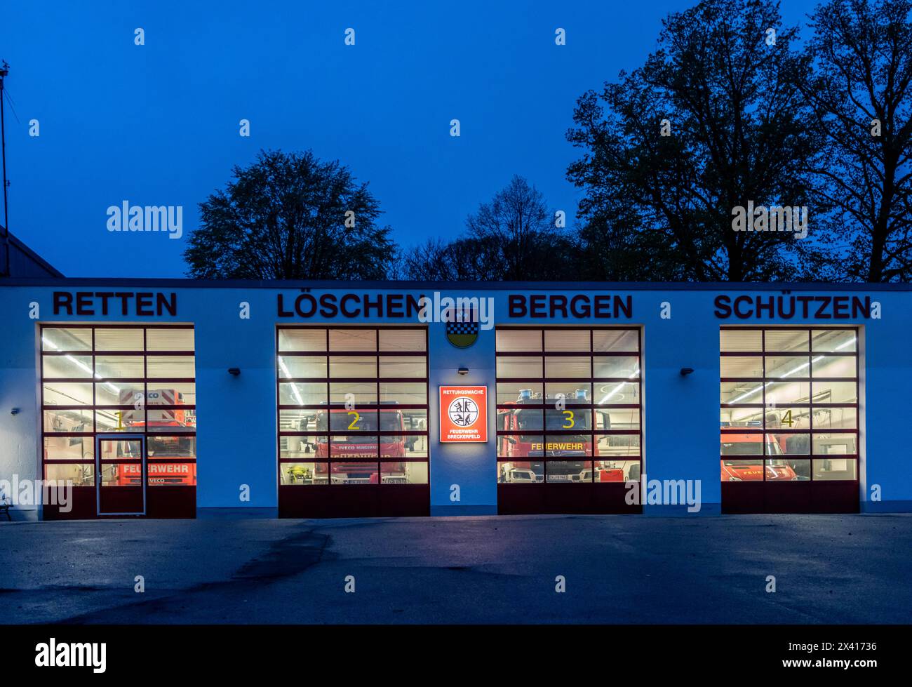 Deposito attrezzature dei vigili del fuoco volontari di Breckerfeld, nella zona sud-orientale della Ruhr, nel distretto di Ennepe-Ruhr, sala veicoli con il motto Foto Stock
