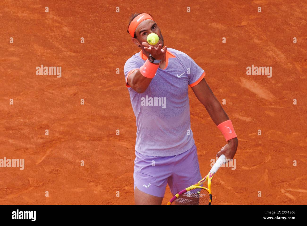 MADRID, SPAGNA - APRILE 29: Rafael Nadal ritorna un tiro contro Pedro Cachin durante la partita dell'8° giorno del mutua Madrid Open allo stadio Caja Magica di Madrid. Crediti: Guille Martinez/AFLO/Alamy Live News Foto Stock