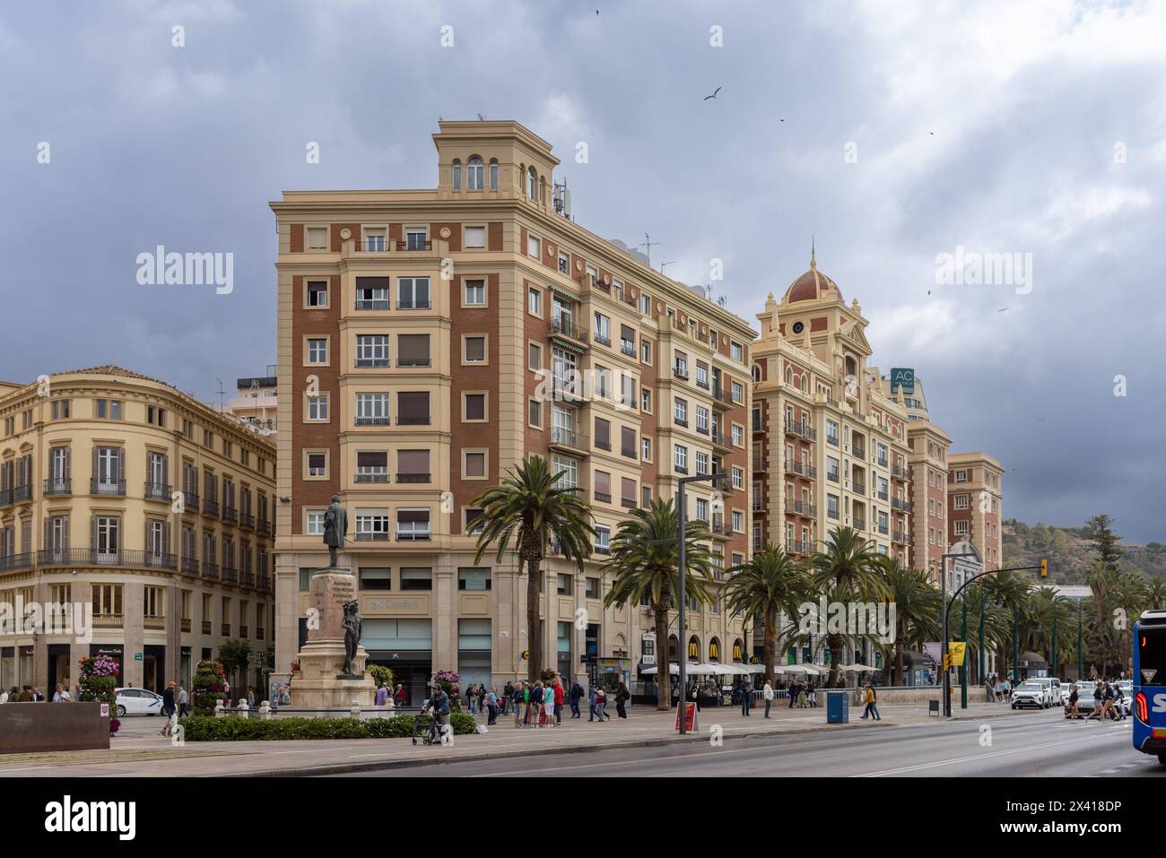 Edificio storico nella città vecchia di Malaga con turisti che camminano per le strade Foto Stock