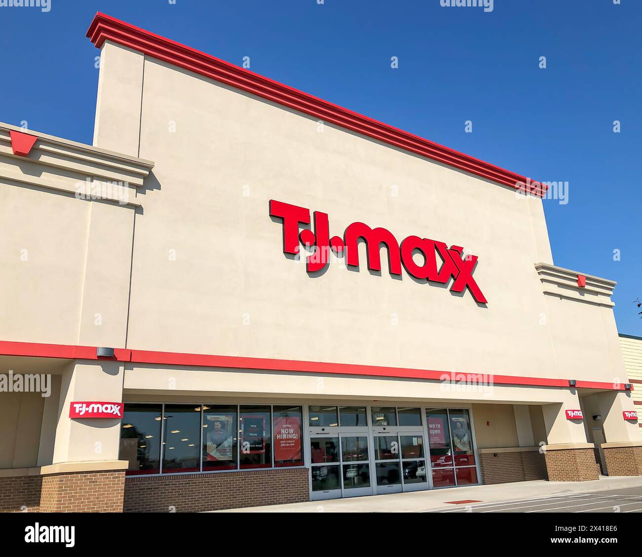 BAXTER, Minnesota - 1 settembre 2021: Edificio di fronte al negozio alla luce del sole. T.J.Maxx è una catena di grandi magazzini americana che vende articoli di marca a un prezzo inferiore. Foto Stock